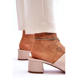 Klassiska beige flip-flops i läder med låg klack 4