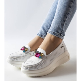 Vita loafers med kristaller från Gisella 1