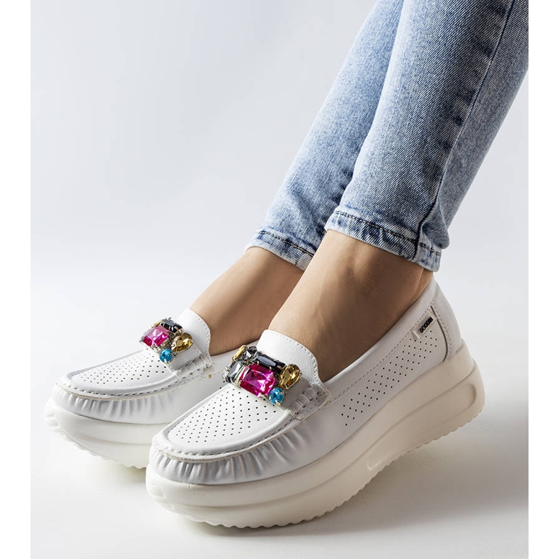 Vita loafers med kristaller från Gisella 1