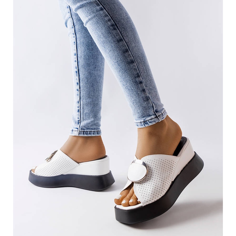 Vita prydda kilsandaler från Degna 2