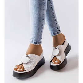 Vita prydda kilsandaler från Degna 1