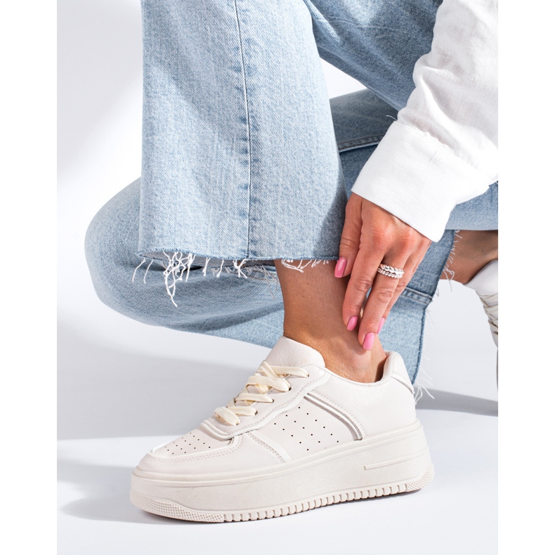 Krämfärgade sneakers på hög plattform från Shelovet beige 1