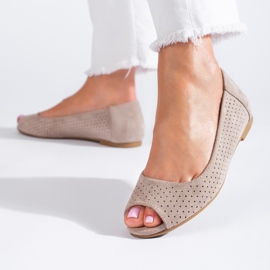 Kvinnors beige genombrutna ballerinor Shelovet 1