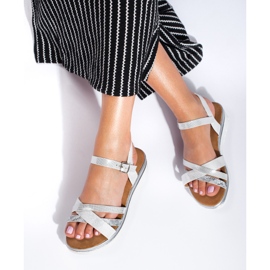 Bekväma Shelovet sandaler i vit och silver med låg kil 1