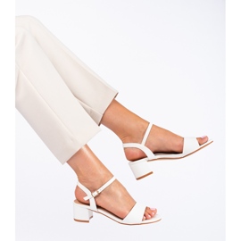 Vita sandaler för kvinnor på Shelovet-stolpen 1