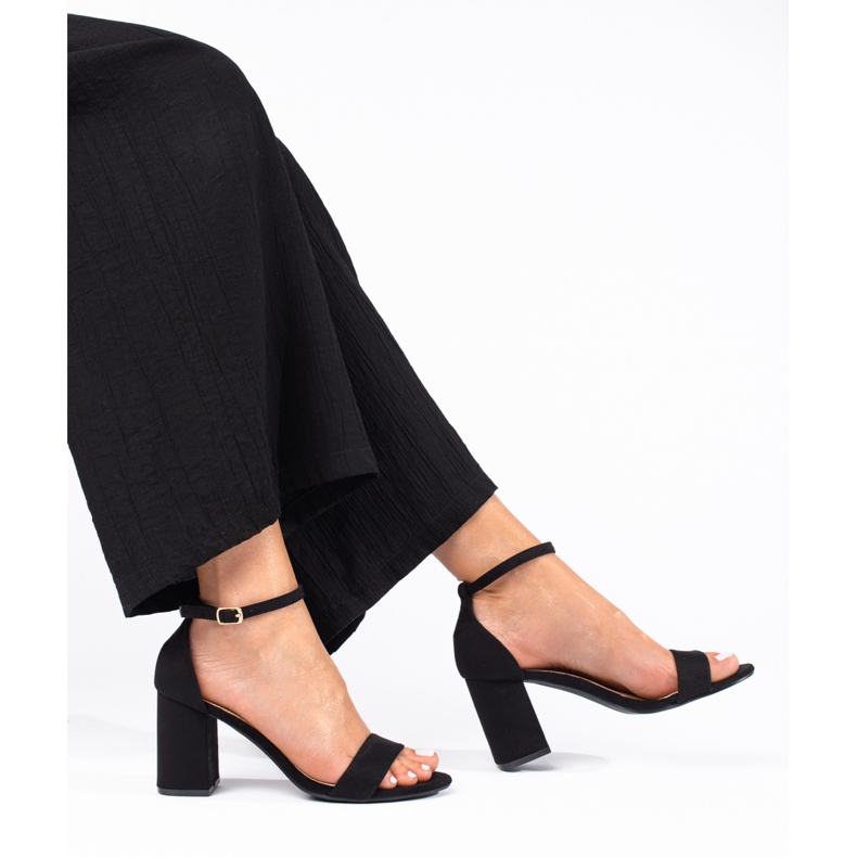 Klassiska sandaler för kvinnor på en beige Shelovet-stolpe svart 1