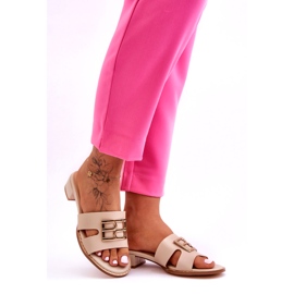 Elegant beige flip-flops för kvinnor med gulddekoration 4