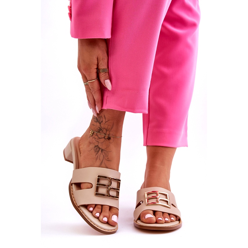 Elegant beige flip-flops för kvinnor med gulddekoration 5