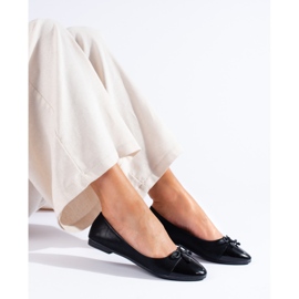 Klassiska svarta balettlägenheter med en Shelovet-rosett 1