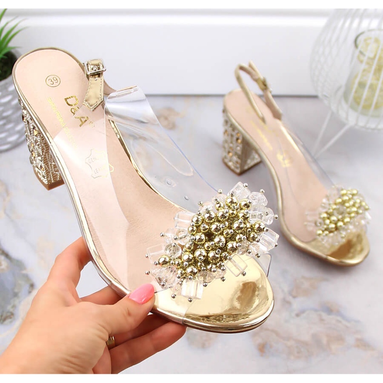 Transparenta sandaler för kvinnor på en guldstolpe med pärlor S.Barski MR1037-19 gyllene 1