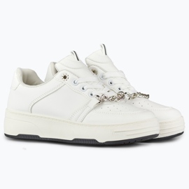 Vita sportskor med kedja 2