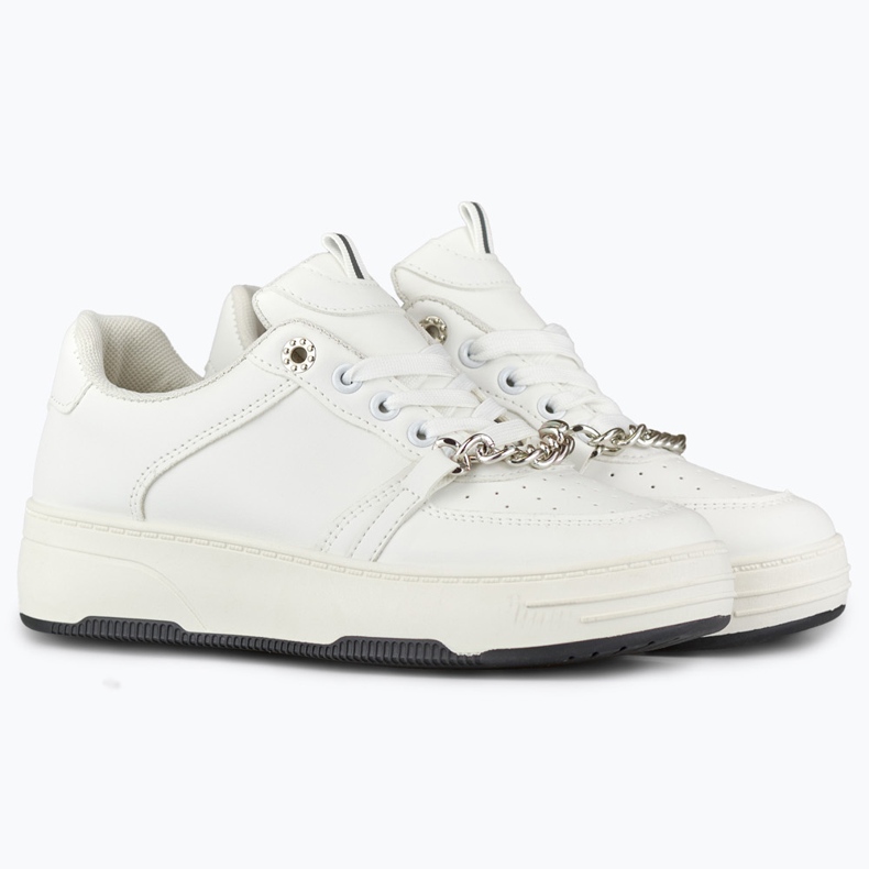 Vita sportskor med kedja 2