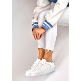 Vita sportskor med dekoration 1