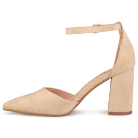 Beige pumps på en stolpe fäst vid ankeln 4