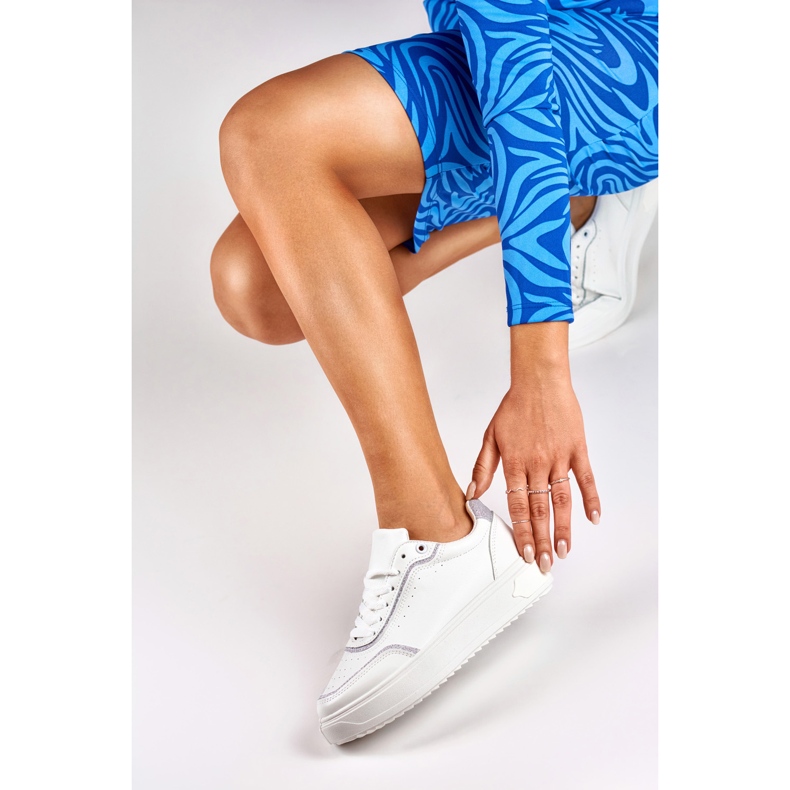 Vita sneakers med silvertillbehör 2