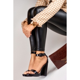 Svartlackerade högklackade sandaler 1