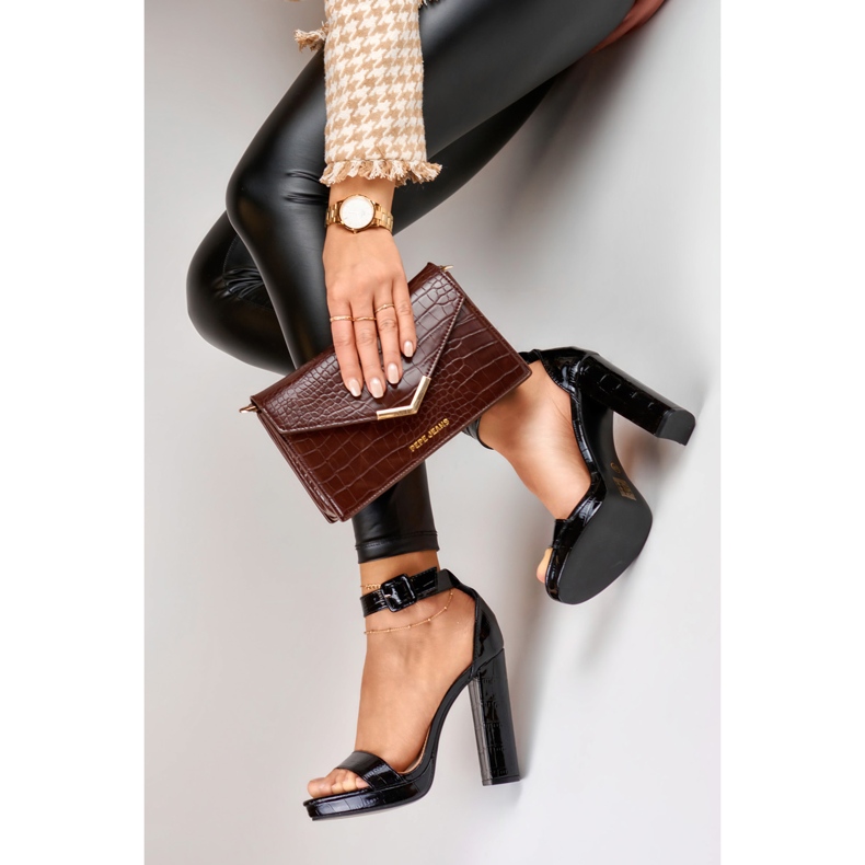 Svartlackerade högklackade sandaler 2