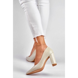 Ljusa pumps på en stolpe av eko-läder grå 1