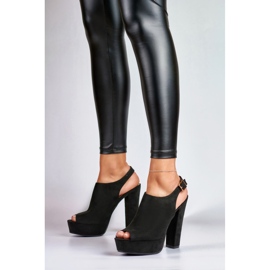 Svarta högklackade sandaler med öppen tå och klack 1