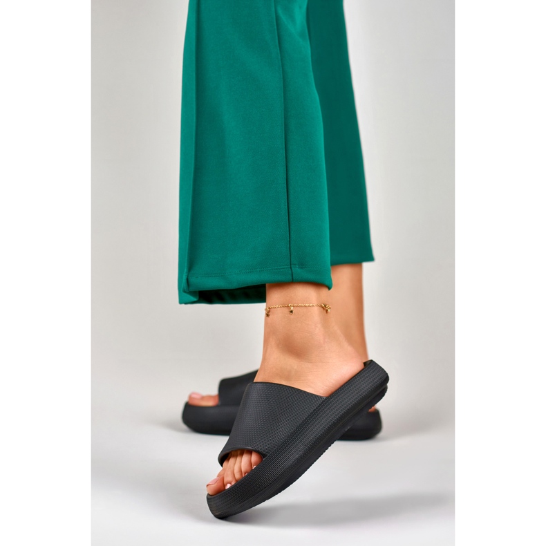 Bekväma svarta damtofflor gjorda av skum 2