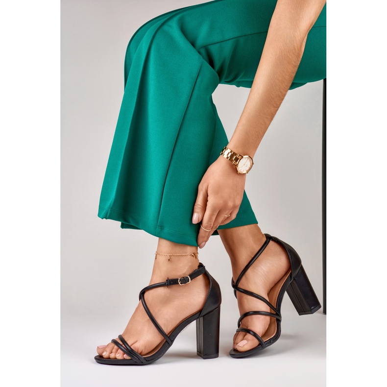 Svarta damsandaler på Isan-stolpen 1