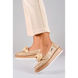 Genombrutna skor på plattformen med en dekoration beige 2