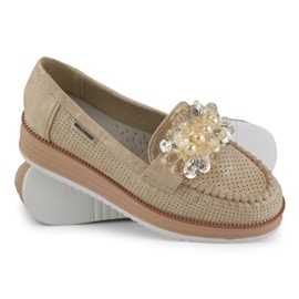 Genombrutna skor på plattformen med en dekoration beige 1