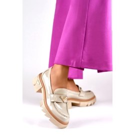 Lackade beige moderiktiga loafers för kvinnor 2