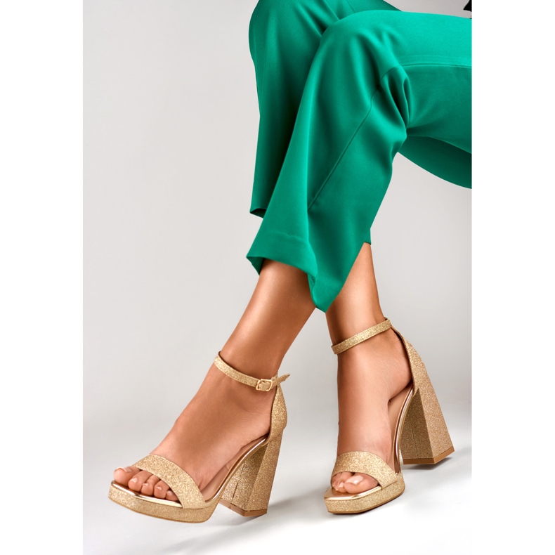 Guldblanka sandaler på bred hög klack gyllene 1