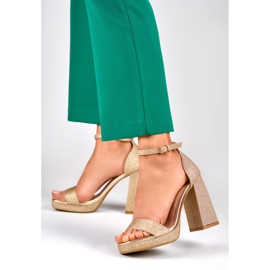 Guldblanka sandaler på bred hög klack gyllene 2