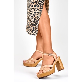 Beige damsandaler på stolpen 1