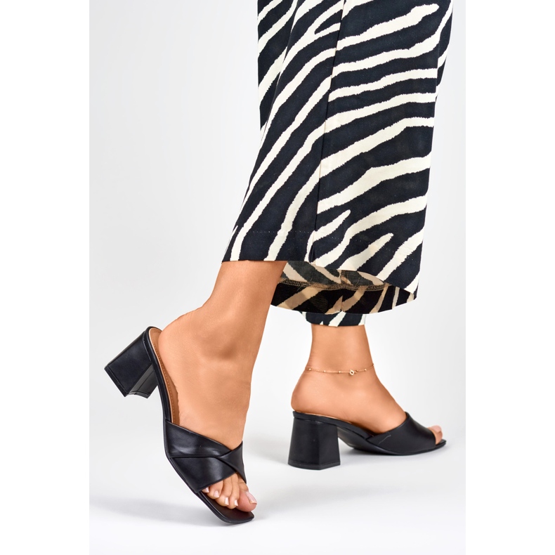 Svarta tofflor för kvinnor på låg klack 2