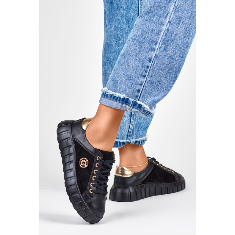 Svarta sportskor i läder med gulddetaljer 1