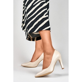 Beige pumps på en tjock hög klack 1