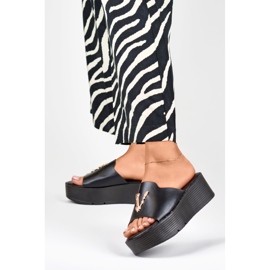 Svarta kilsandaler för kvinnor med gulddekor 2