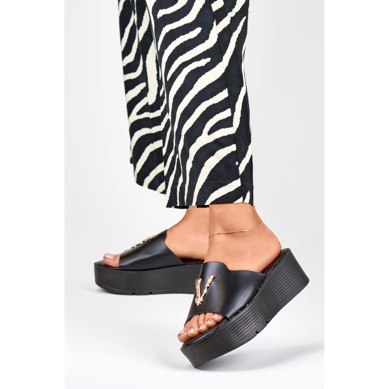 Svarta kilsandaler för kvinnor med gulddekor 2