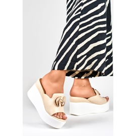 Eleganta beige wedge tofflor för kvinnor 1