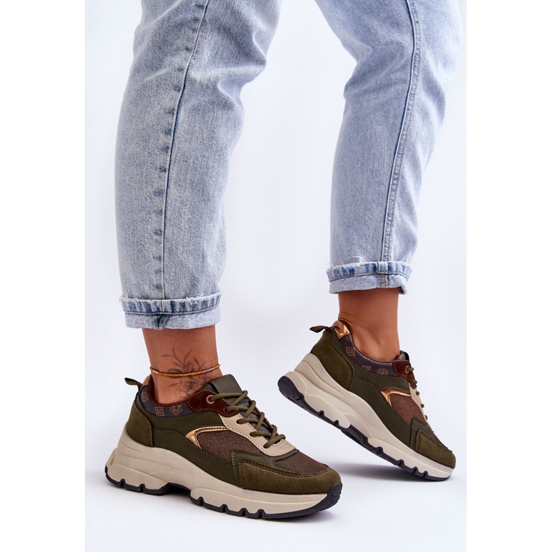 PM1 Snöra Sportskor På En Grön Escape Plattform 1