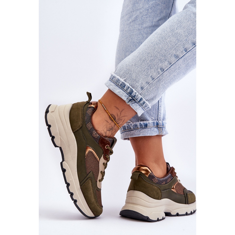 PM1 Snöra Sportskor På En Grön Escape Plattform 2