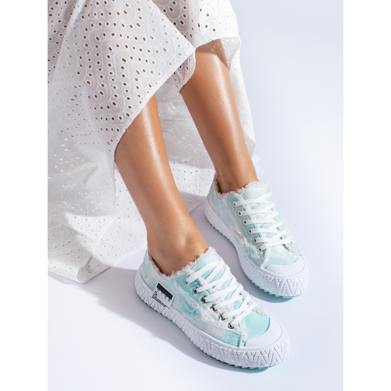 Sneakers på en tjock plattform blå Shelovet 1