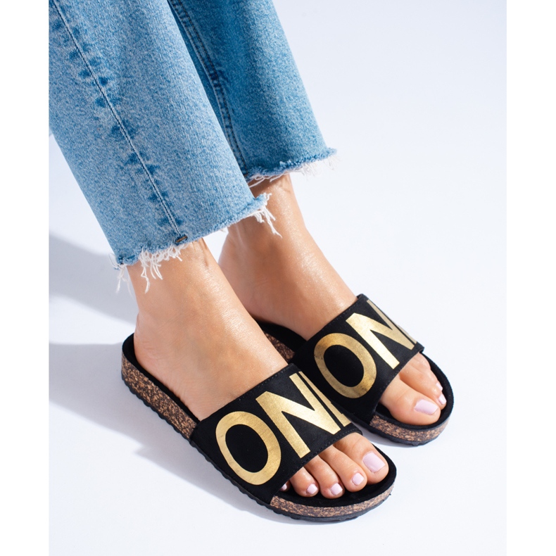 Svarta flip-flops med guldbokstäver på Shelovet-kepsen 1
