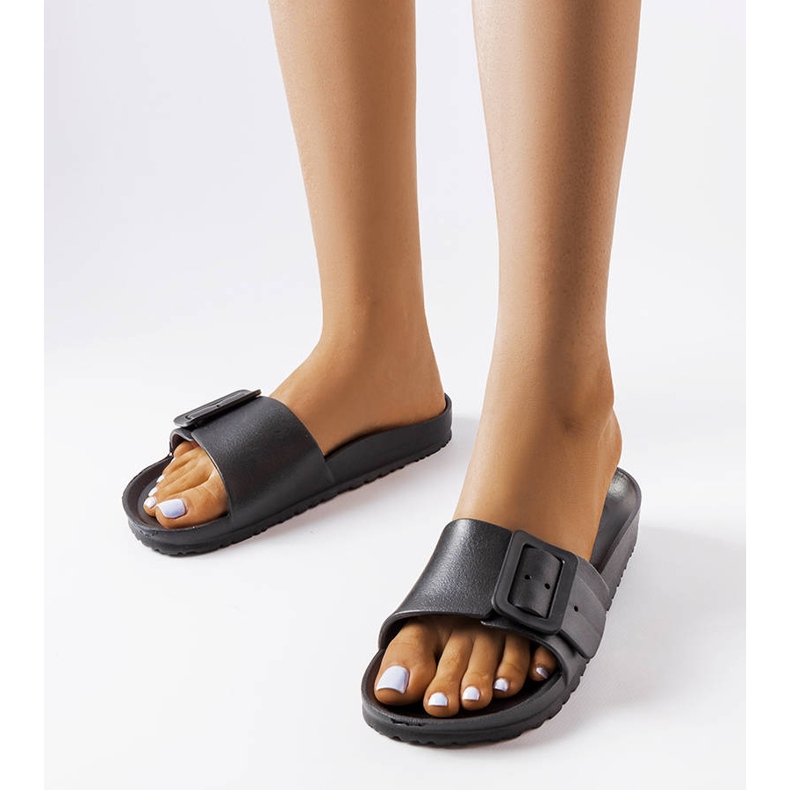 Svarta gummisliders med spänne från Nelm 1