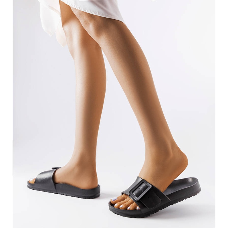 Svarta gummisliders med spänne från Nelm 2