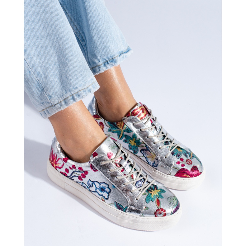 Silverblommiga sneakers från Shelovet 1