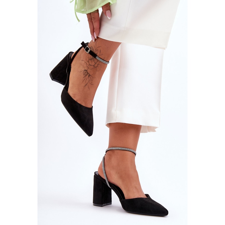 PG1 Pumps i mocka med en dekorativ rem Svart Lirosa 2