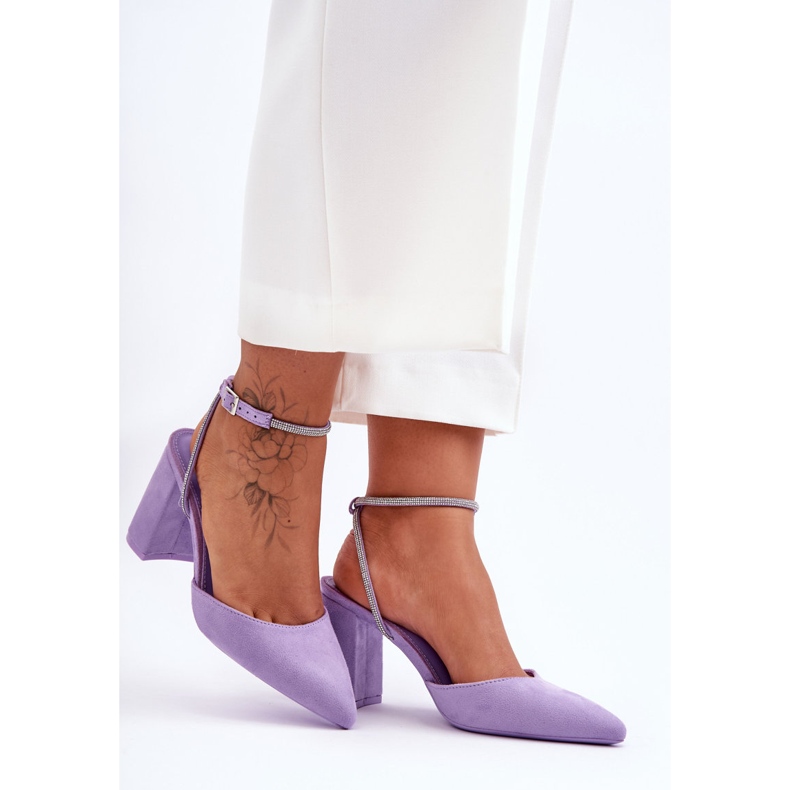Pumps i mocka med en dekorativ rem Violett Lirosa purpur 2
