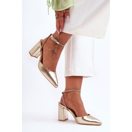 Läderpumpar med en dekorativ rem Golden Lirosa gyllene 1