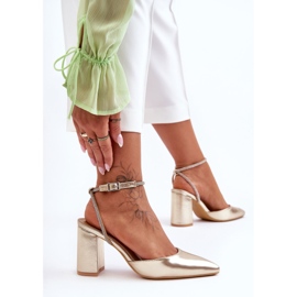 Läderpumpar med en dekorativ rem Golden Lirosa gyllene 2