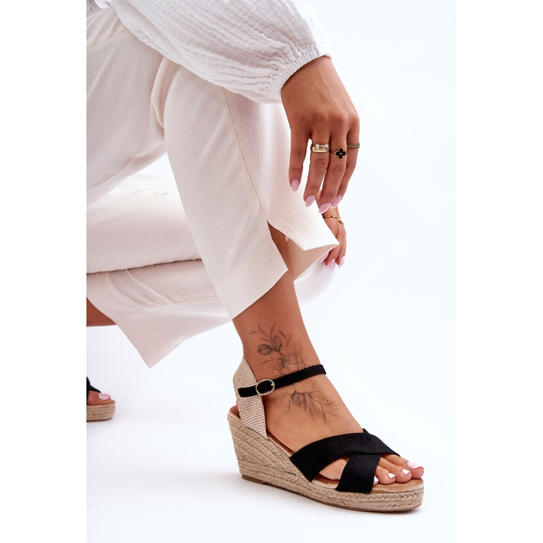 Damsandaler i mocka på en flätad kil Svart Tessa 2