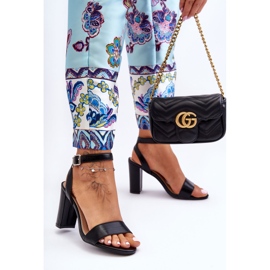 Klassiska damsandaler på klack Svart Treada 1